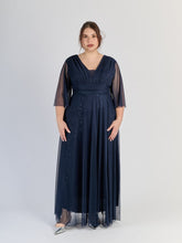 Abito lungo navy, scollatura a V e maniche trasparenti, eleganza classica blu.