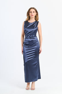 Abito lungo navy in raso, scollo asimmetrico e stile classico