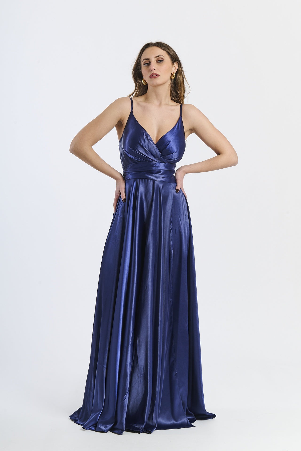 Abito lungo navy in raso intenso, scollatura a V profonda e gonna volante, design classico e misterioso