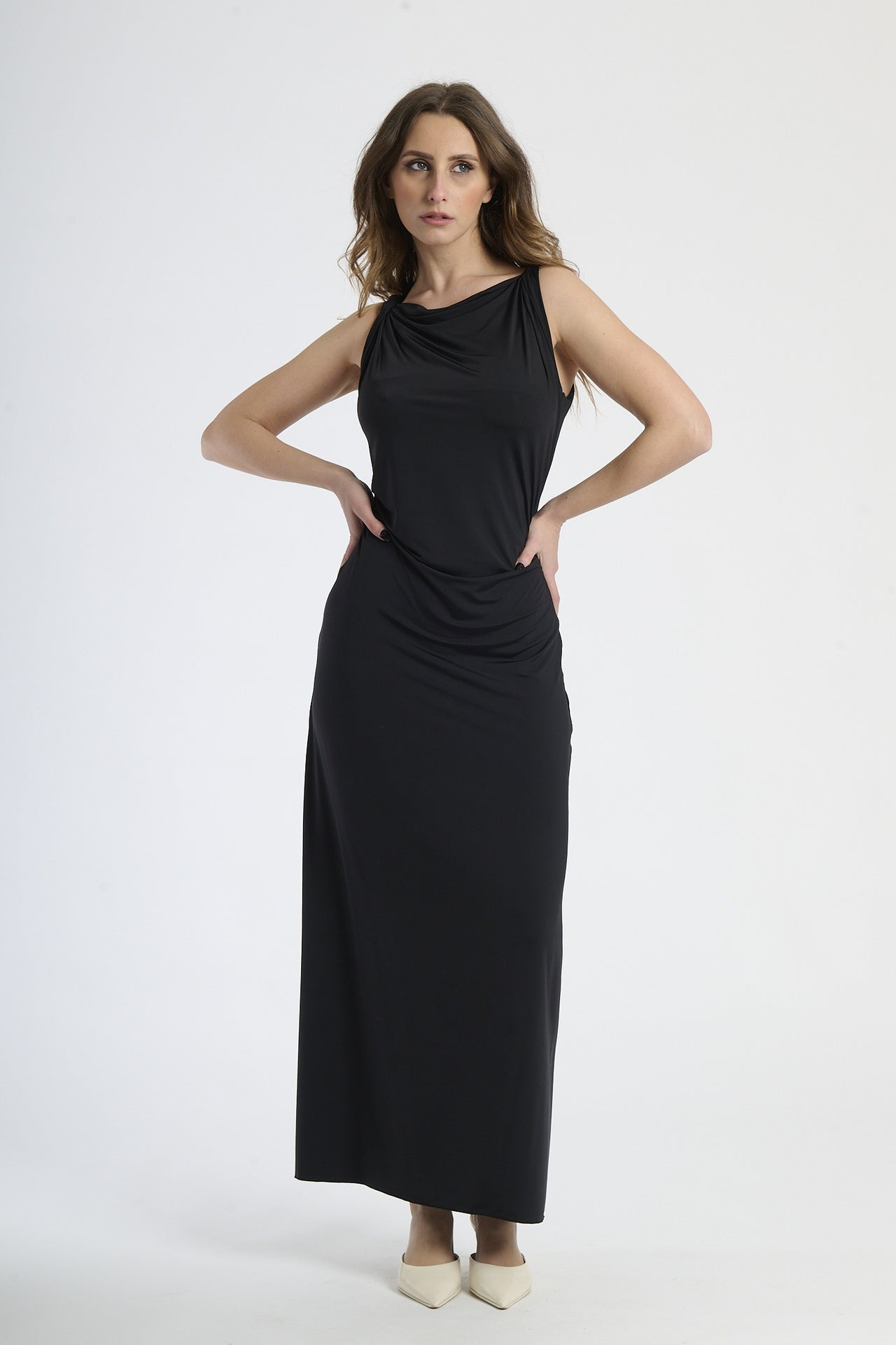 Abito lungo navy senza spalline, colletto drappato per uno stile classico ed elegante.