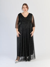 Abito lungo nero, scollatura a V e maniche trasparenti, simbolo di eleganza senza tempo.