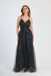 Abito lungo nero in tulle elegante, spalline sottili e scollo a V