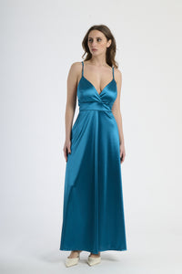 Abito lungo ottanio in raso, con spalline sottili, scollatura a V profonda e silhouette fluida.