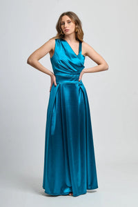 Abito lungo ottanio in seta, spalliera asimmetrica e fascia vita definita.
