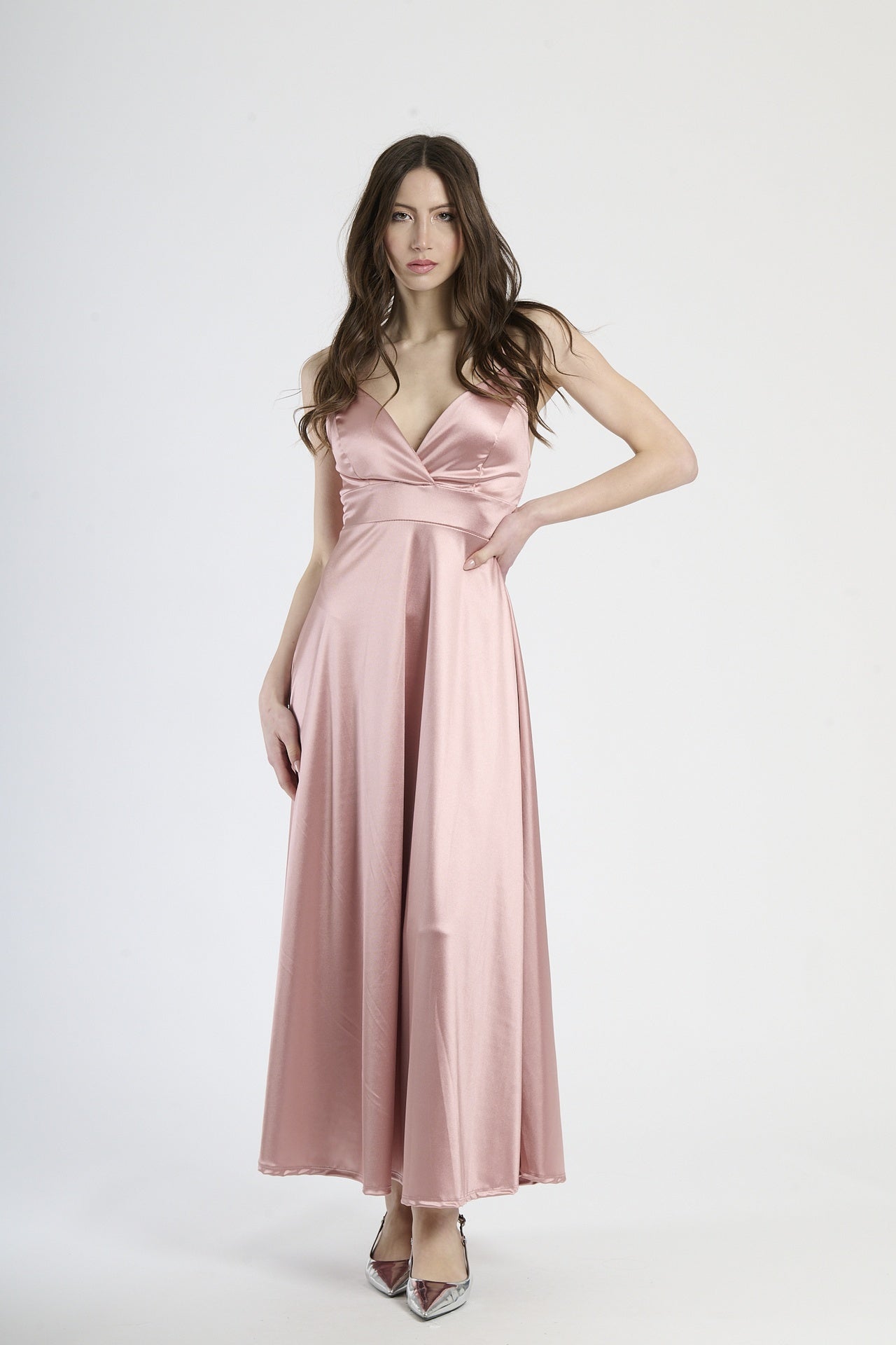 Abito lungo rosa antico in raso, con spalline sottili, scollatura a V profonda e silhouette fluida.