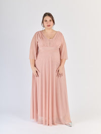 Abito lungo rosa antico, scollatura a V e maniche trasparenti, un tocco di romanticismo vintage.