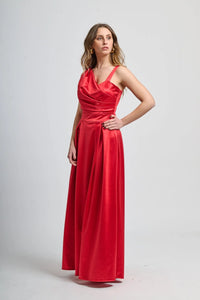 Abito lungo rosso in seta, spalliera asimmetrica e fascia vita definita.