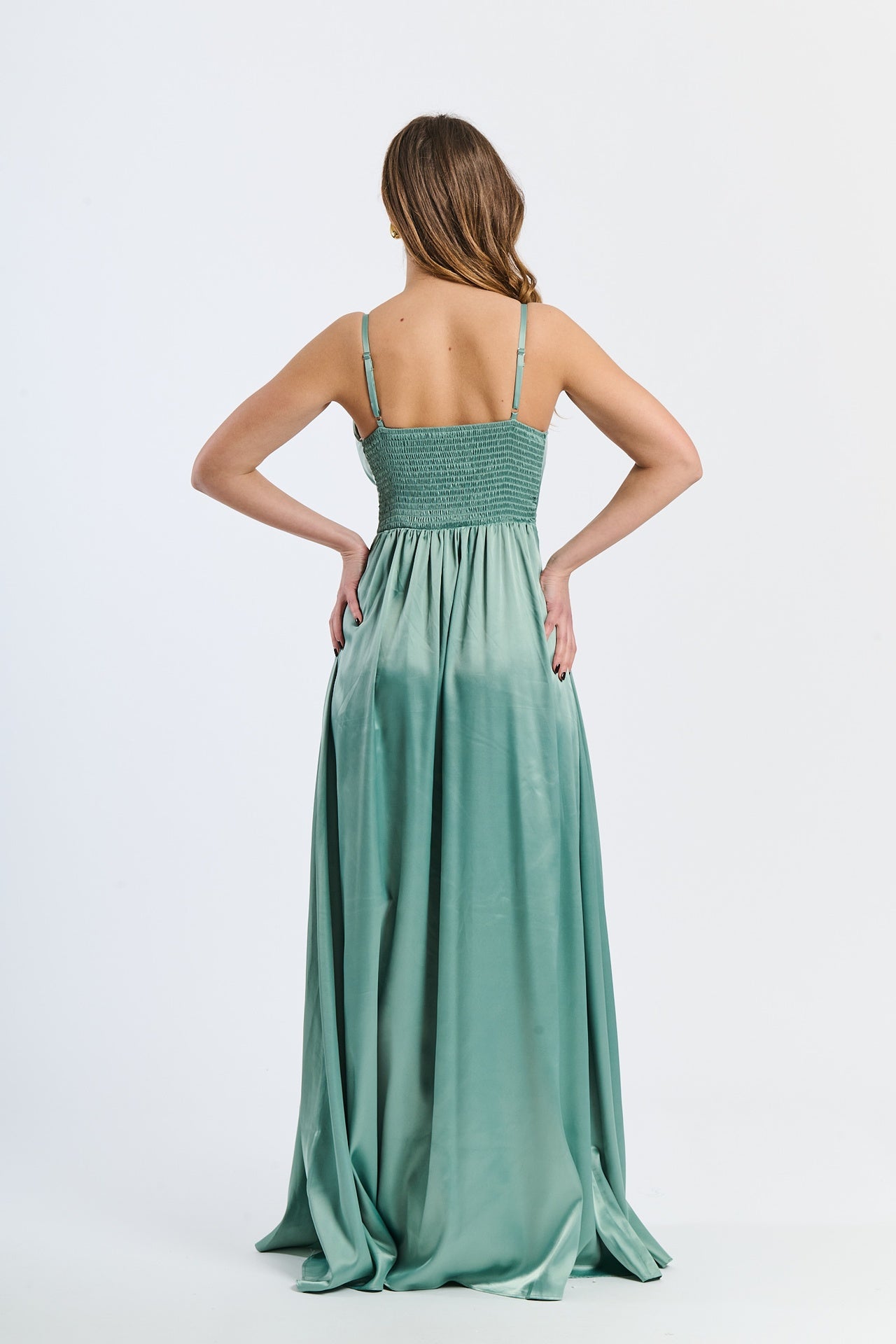 Abito lungo salvia in raso naturale, scollatura a V rinfrescante e gonna volante, design leggero e sobrio