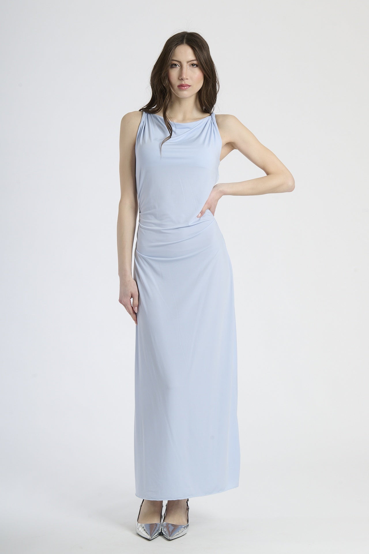 Abito lungo senza spalline di colore azzurro, stile elegante con colletto drappato.
