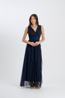 Abito lungo senza spalline di colore navy, scollatura a V incrociata, gonna fluida con tessuto trasparente, perfetto per eventi formali.