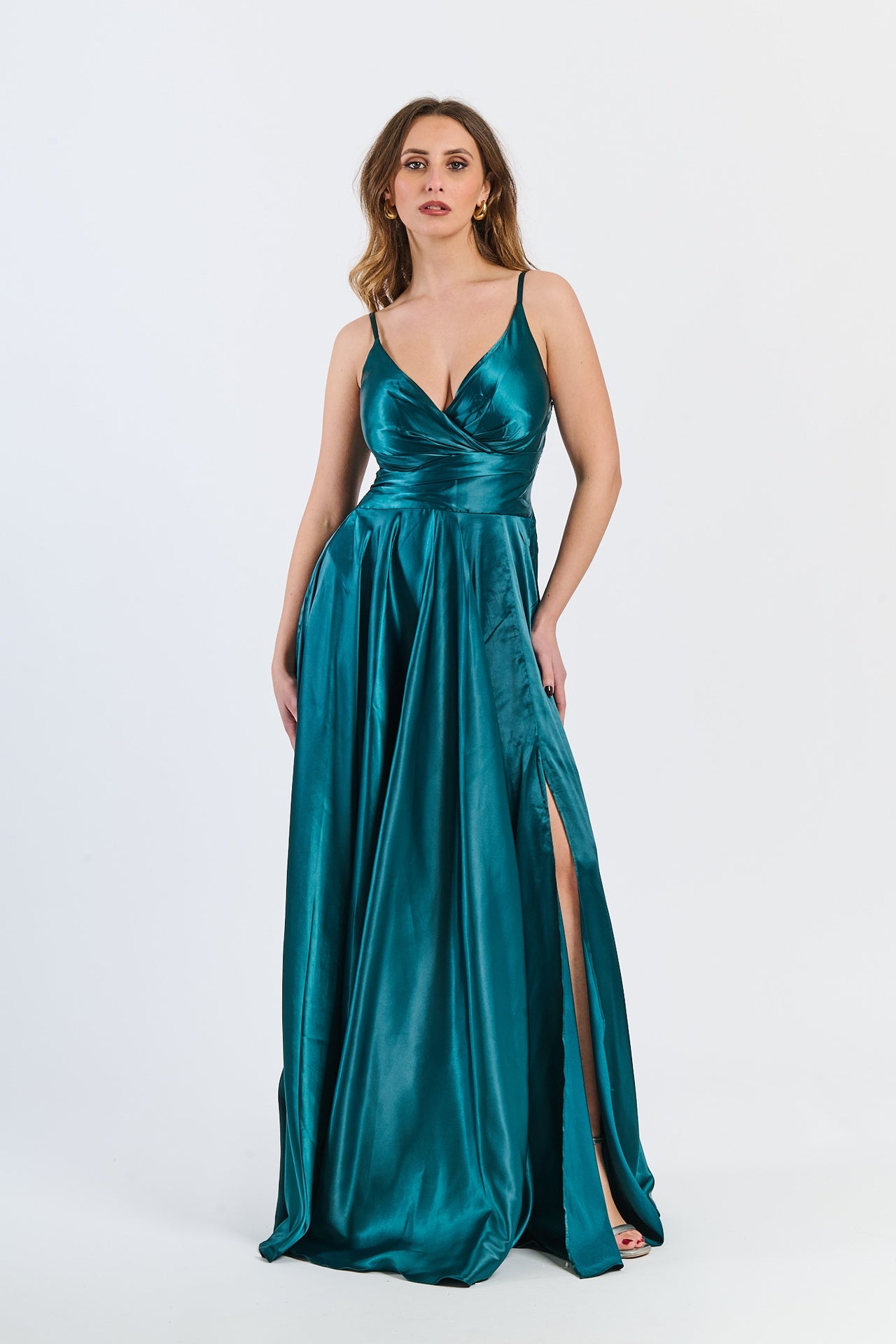 Abito lungo verde.S in raso naturale, scollatura a V rinfrescante e gonna volante, design leggero e vivace