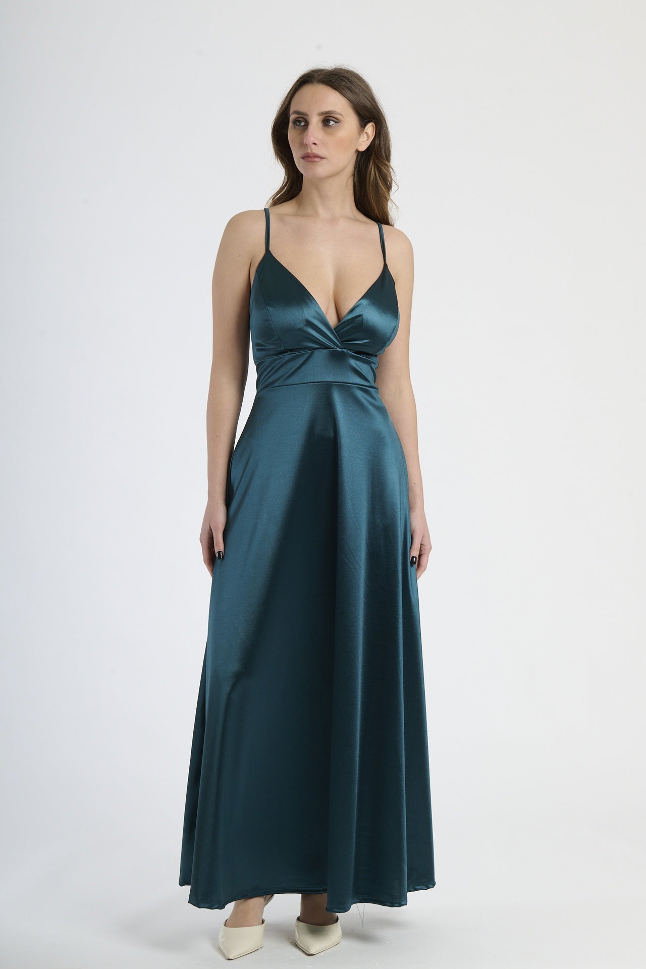 Abito lungo verde.S in raso, con spalline sottili, scollatura a V profonda e silhouette fluida.