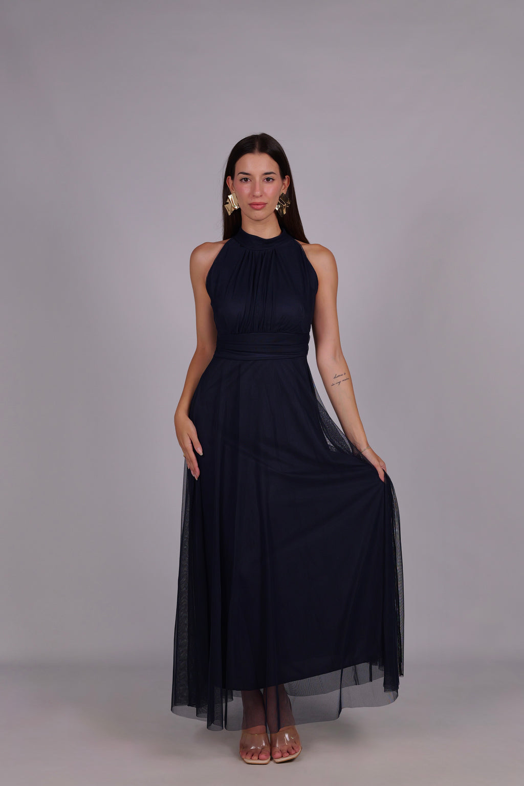 Abito navy da donna, collo alto a imbarcatura, gonna lunga, foulard in tulle, stile elegante e professionale.
