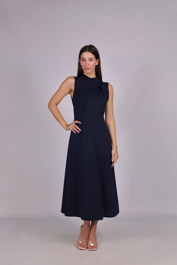 Abito navy da donna, senza maniche, lunghezza midi, dettaglio nodo sul petto, stile professionale ed elegante.