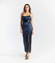 Abito navy in raso classico, spalline sottili e falda con fessura