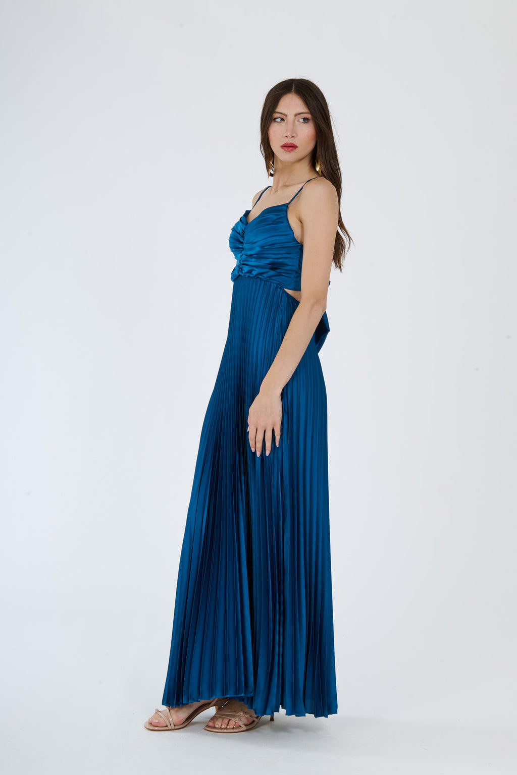 Abito navy in tessuto opaco con plissé, spalline sottili e dettagli ruched, per uno stile raffinato e discreto.