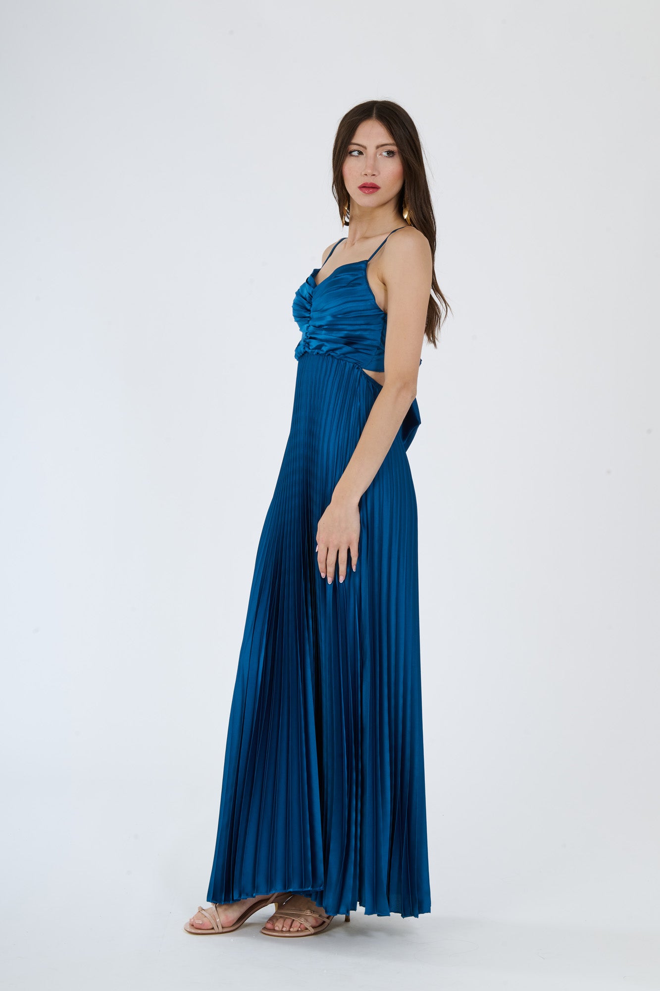 Abito navy in tessuto opaco con plissé, spalline sottili e dettagli ruched, per uno stile raffinato e discreto.