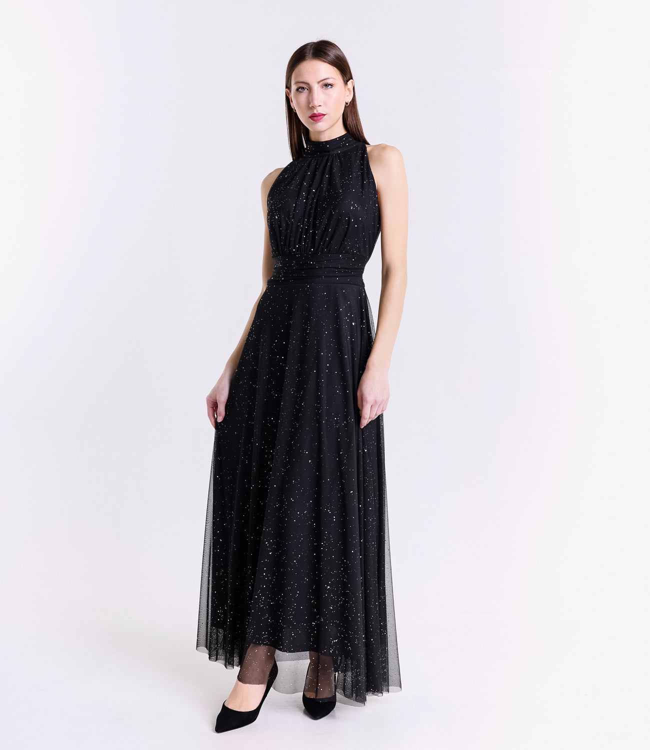 Abito nero-argento a puzzo con volantino al braccio metallico, ideale per eventi di moda.