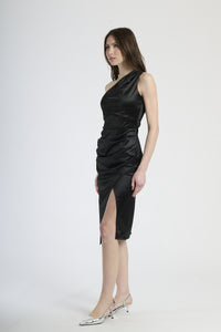 Abito nero a spalla unica con falda sfilata, abbigliamento dal tocco lussuoso e intemporaneo.