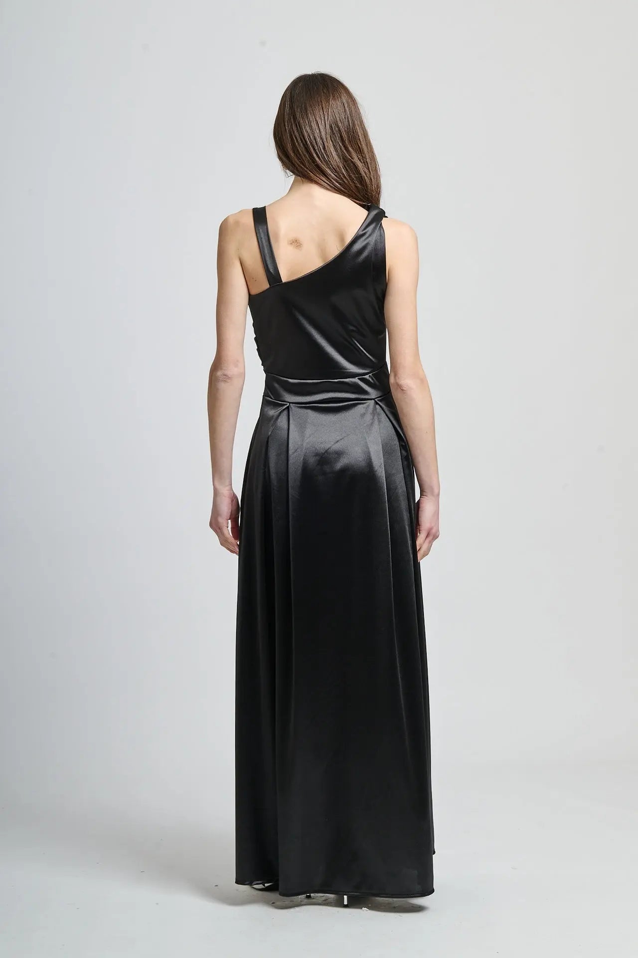 Abito nero da sera, design fluido e misterioso con gonna ampia.