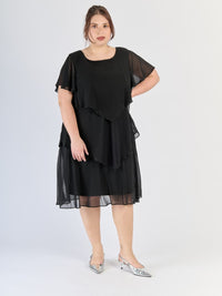 Abito nero elegante, pannelli in chiffon e maniche corte fluide