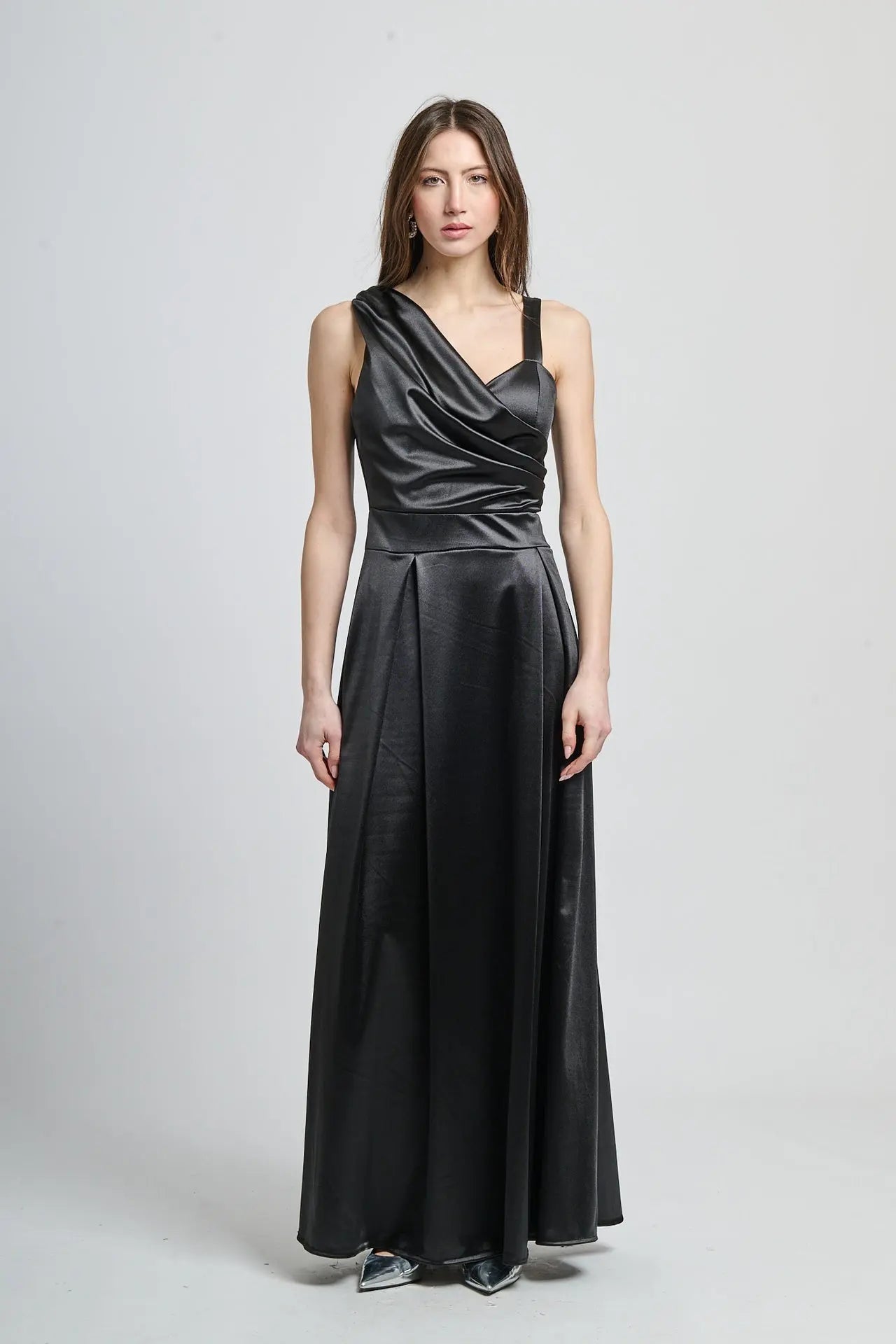 Abito nero eterno con taglio asimmetrico, perfetto per eventi formali esclusivi.