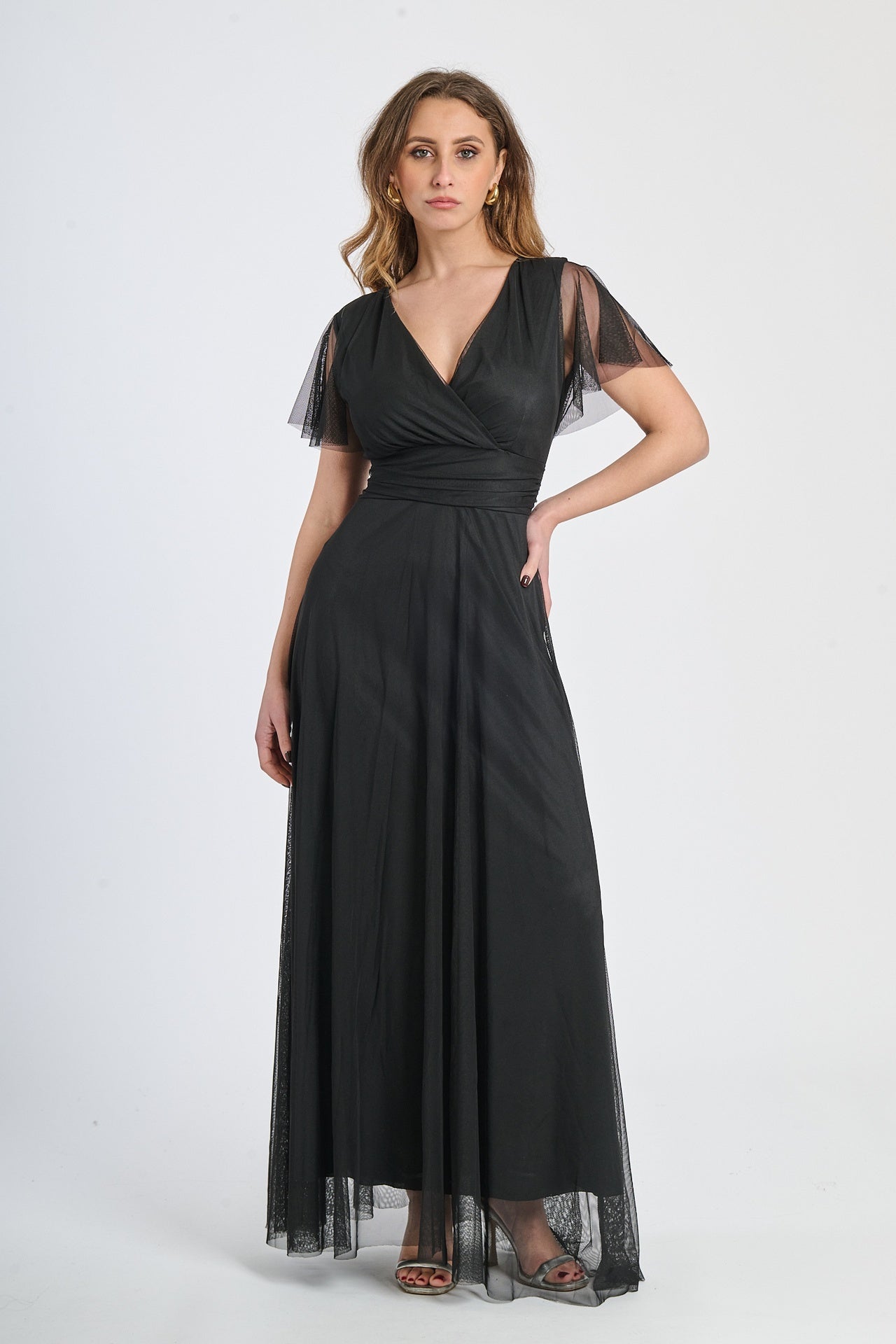 Abito nero in tulle, scollo a V, maniche chiffon, stile iconico