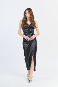 Abito nero satinato, spalline sottili, taglio slittato