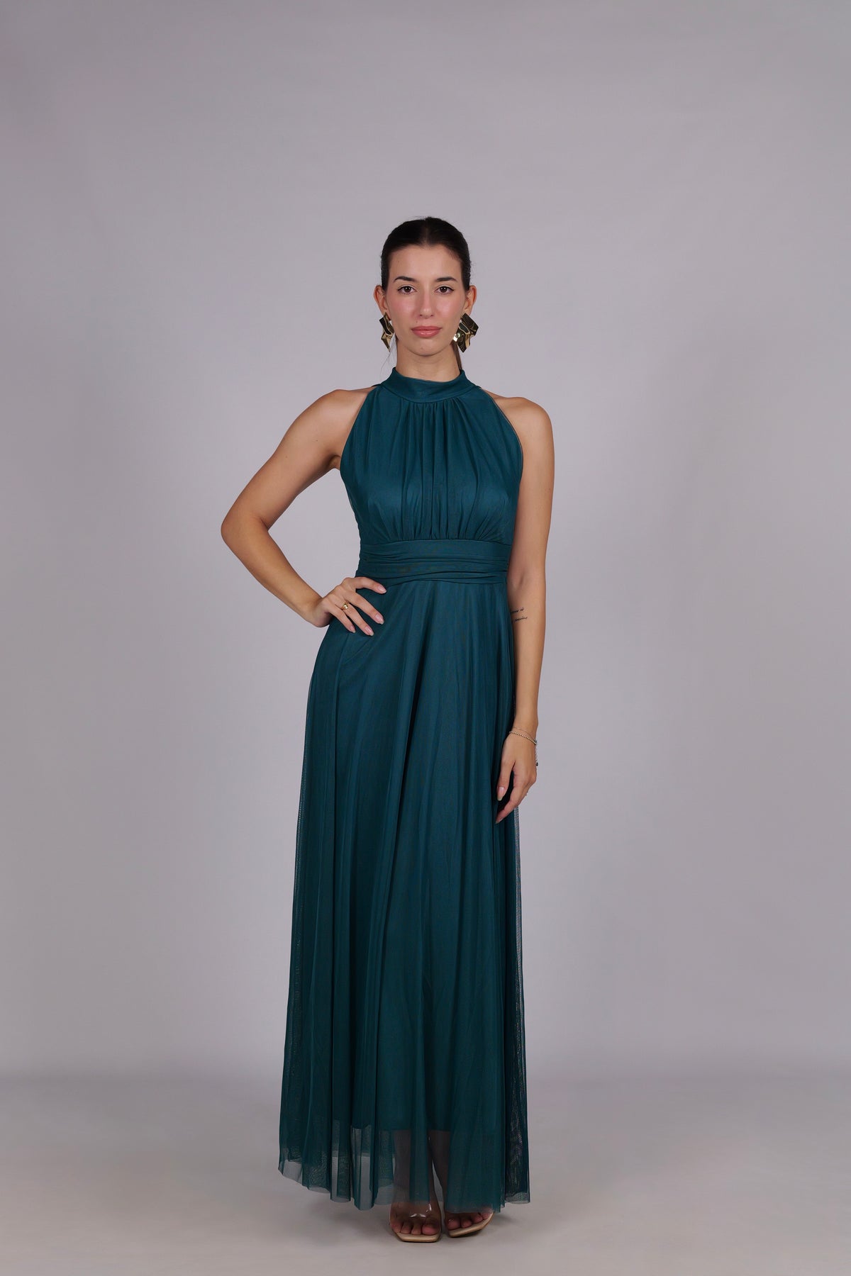 Abito ottanio da donna, collo alto a imbarcatura, gonna lunga, foulard in tulle, stile elegante e con un tocco di originalità.