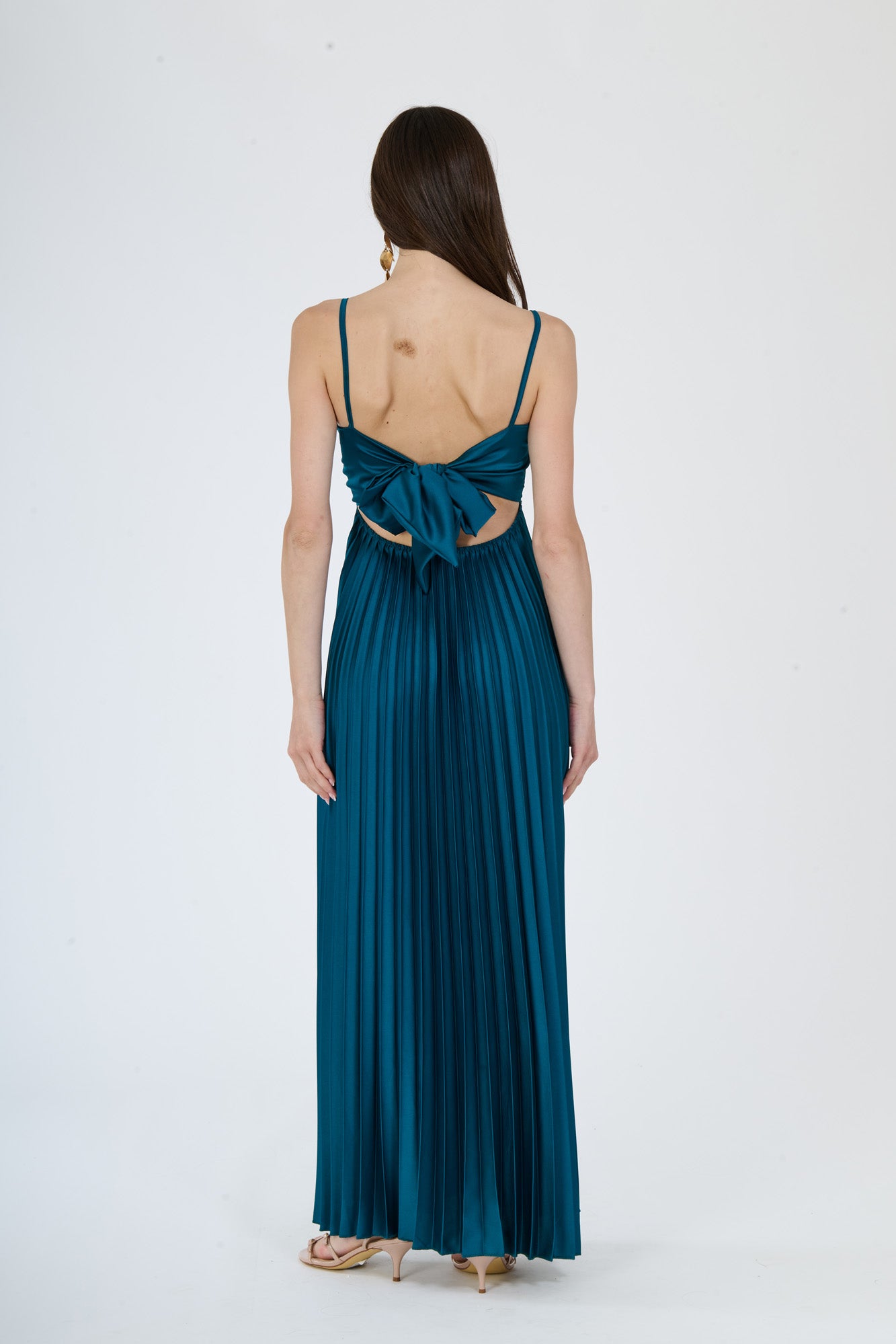 Abito ottanio in tessuto luminoso con plissé, spalline sottili e dettagli ruched, per uno stile fresco e accattivante.