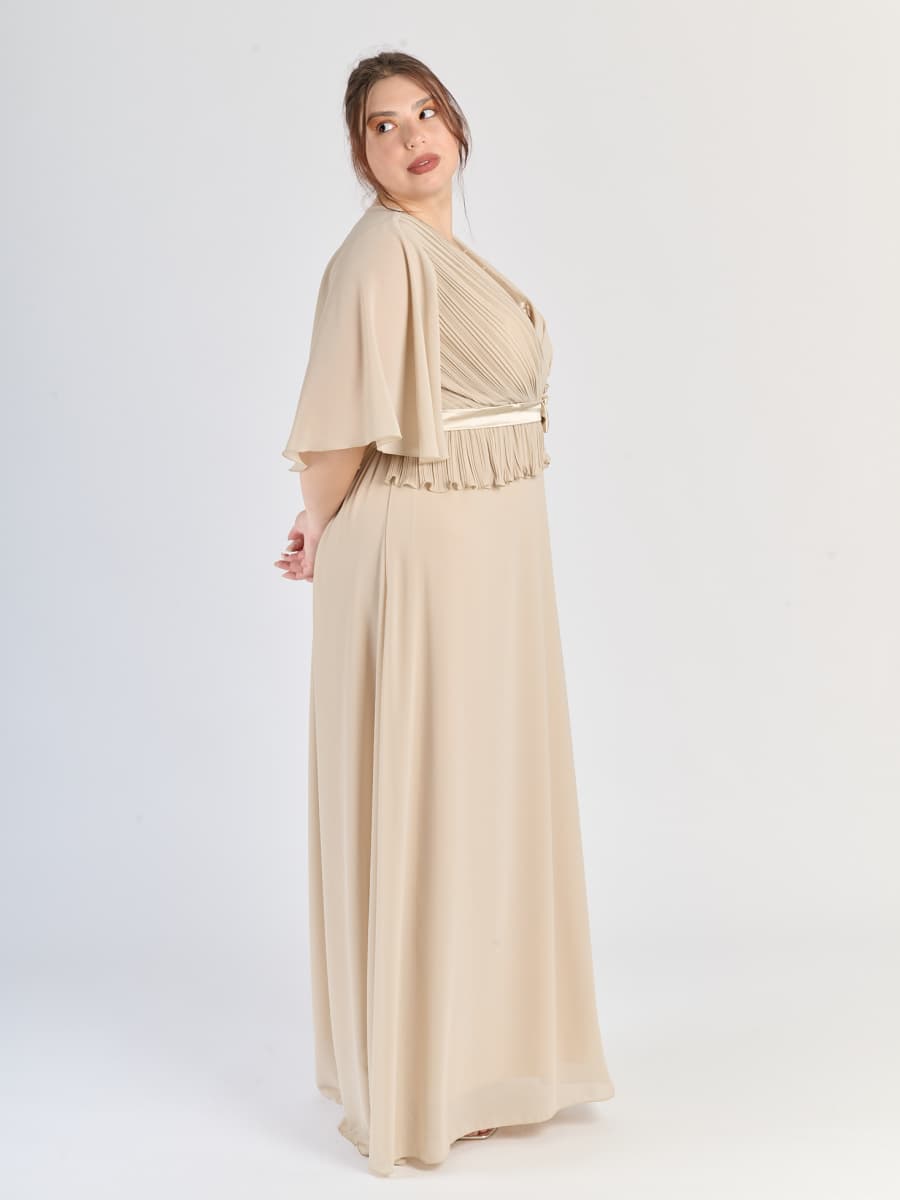 Abito plus size beige, gonna lunga, dettagli sul busto