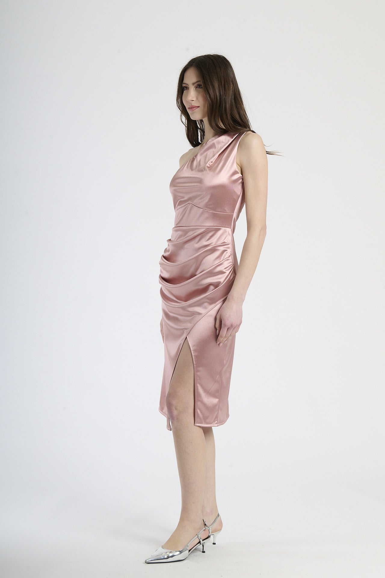 Abito rosa antico a spalla unica con falda sfilata, abbigliamento dal tocco retrò glamour.