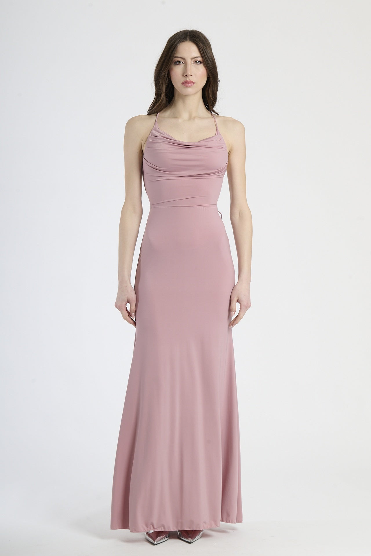 Abito rosa antico a spalline sottili con taglio aderente, abbigliamento dal tocco retrò glamour.