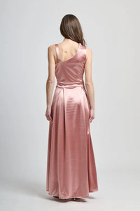 Abito rosa antico da sera, design fluido e affascinante con gonna ampia.