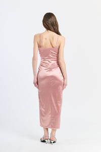 Abito rosa antico dritto, apertura leggera, stile retrò, atmosfera romantica