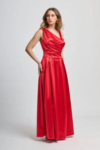 Abito rosso da sera, design fluido e passionale con gonna ampia.