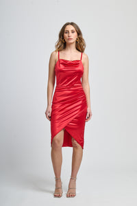 Abito rosso satinato, spalline sottili, taglio asimmetrico, stile passionale