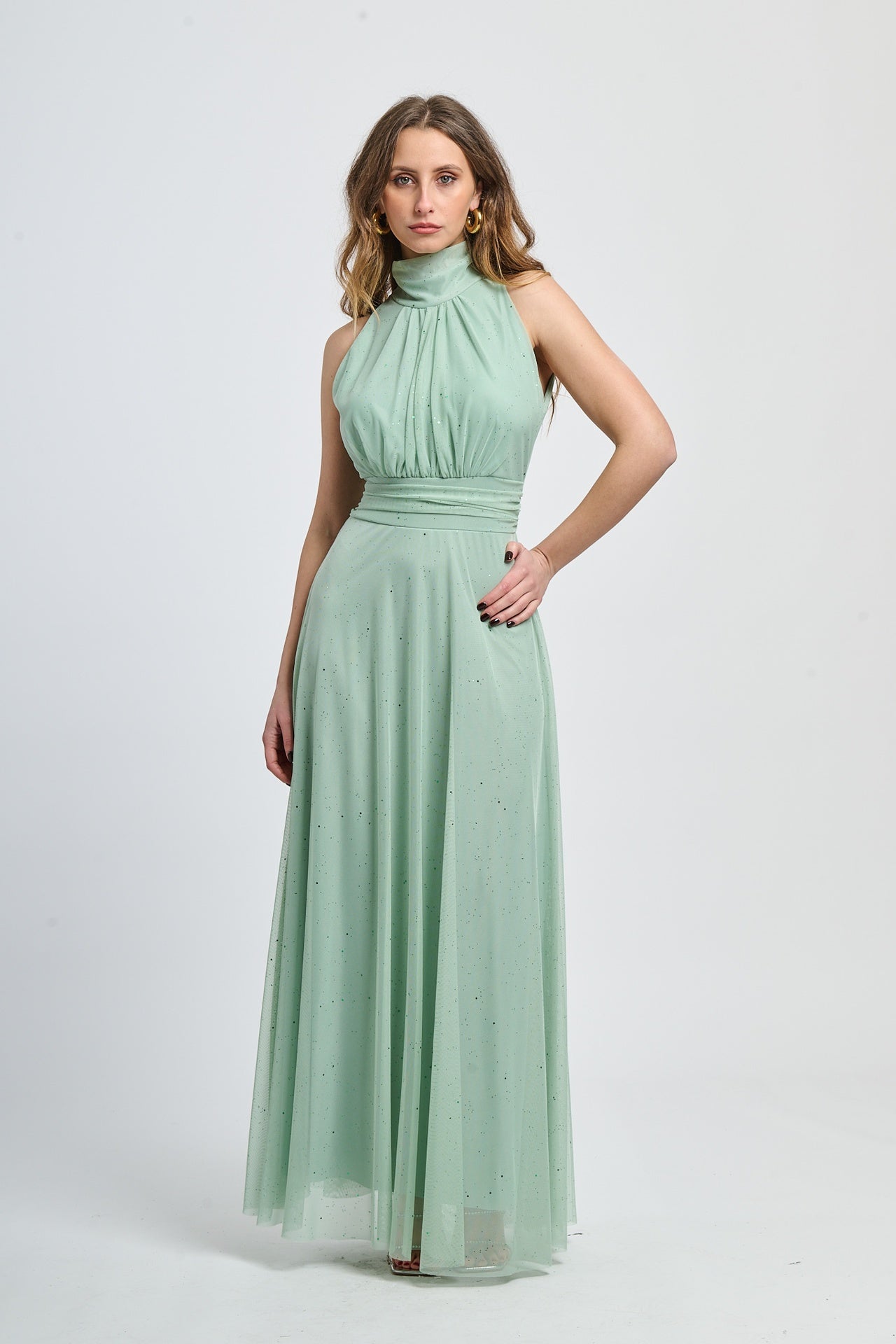 Abito salvia a puzzo con volantino al collo medio, ideale per passeggiate in giardino botanico.