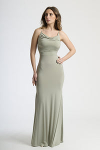 Abito salvia a spalline sottili con taglio aderente, abbigliamento dal tocco eco-chic e sofisticato.