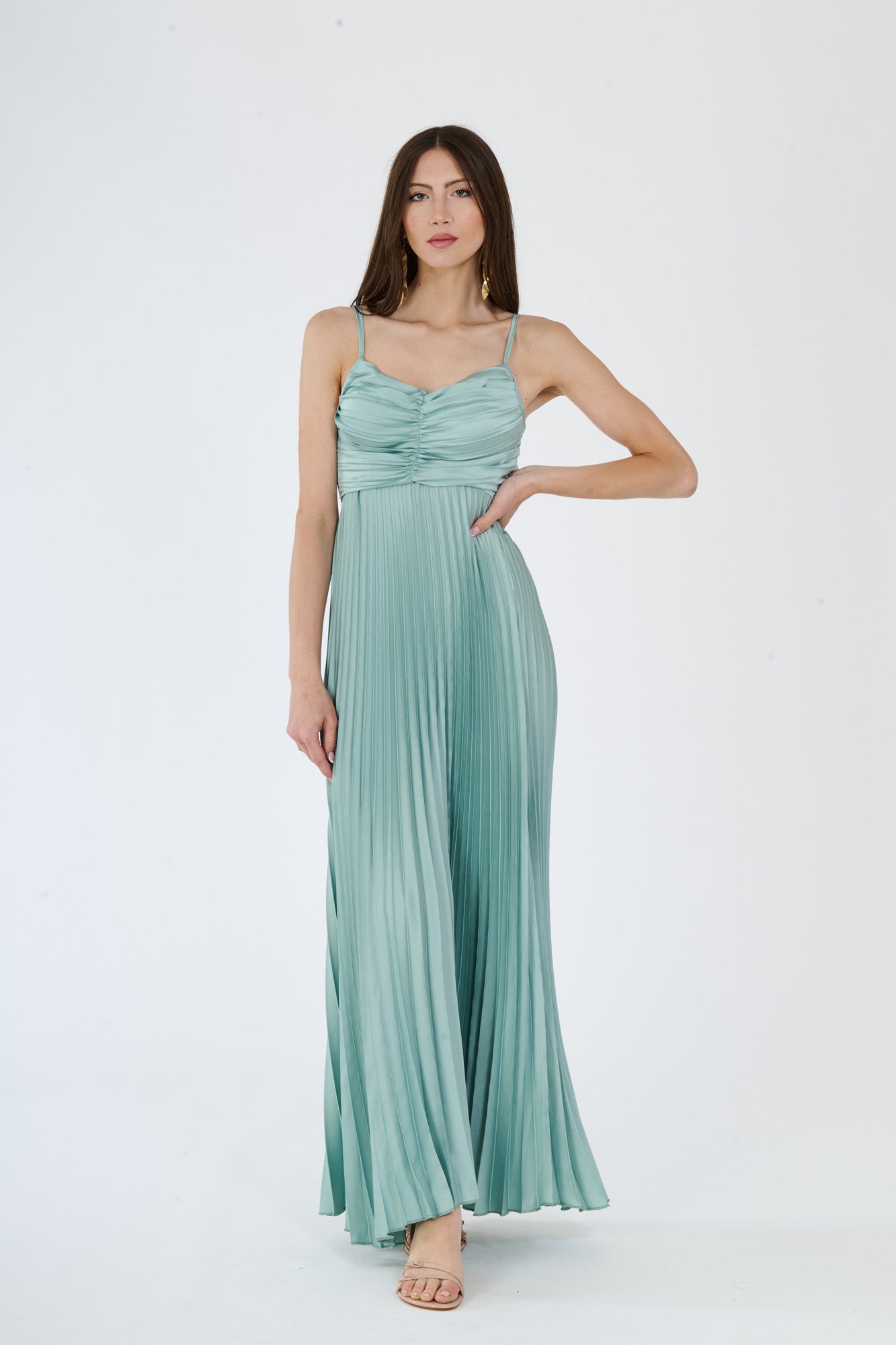 Abito salvia in tessuto morbido con plissé, spalline sottili e dettagli ruched, per uno stile delicato e raffinato.