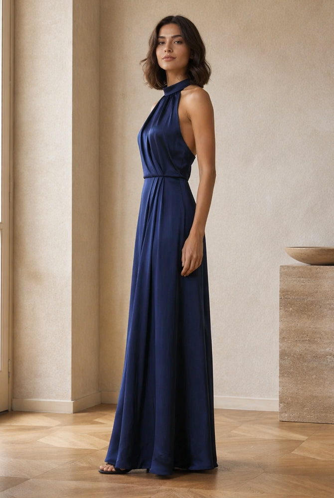 Abito lungo elegante con scollo a collo alto, senza maniche, in raso fluido, per cerimonie e occasioni speciali
