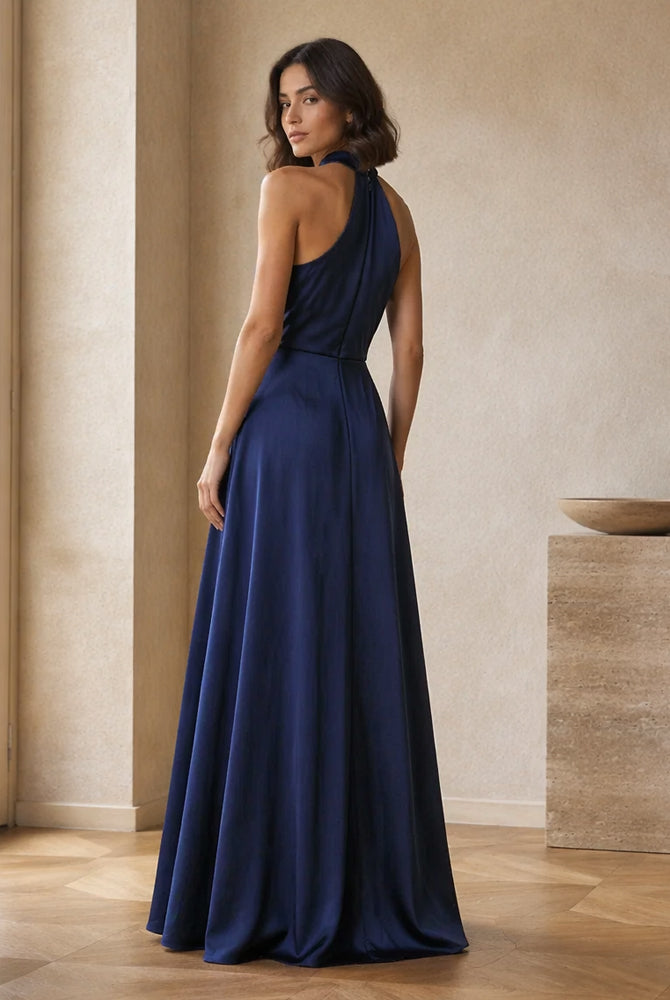 Abito lungo elegante con scollo a collo alto, senza maniche, in raso fluido, per cerimonie e occasioni speciali（副本）