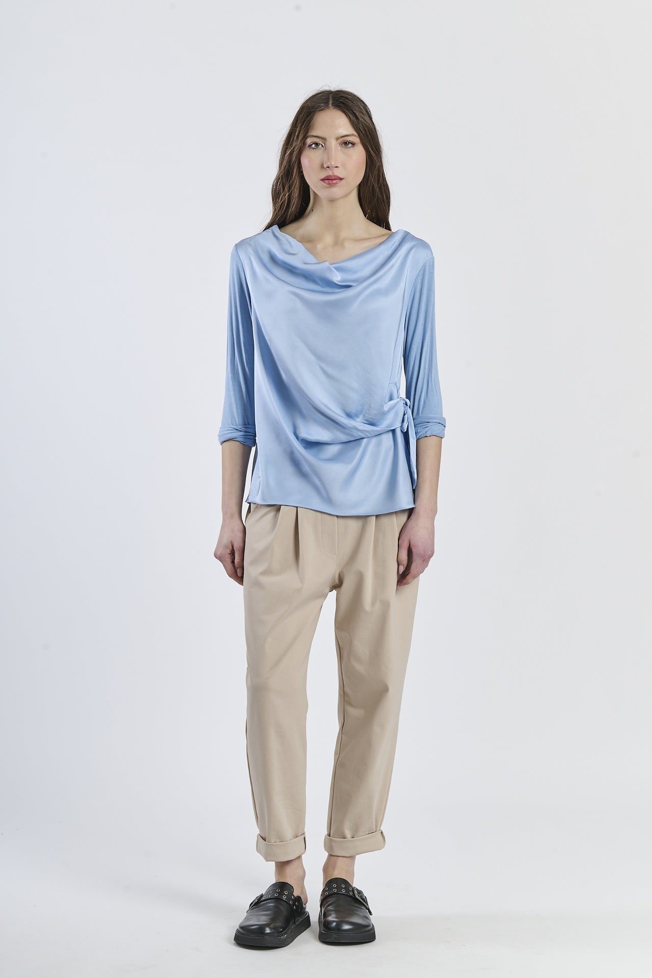 Blusa azzurra concollo a drappaggio e maniche a 3/4, stile elegante