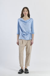 Blusa azzurra concollo a drappaggio e maniche a 3/4, stile elegante