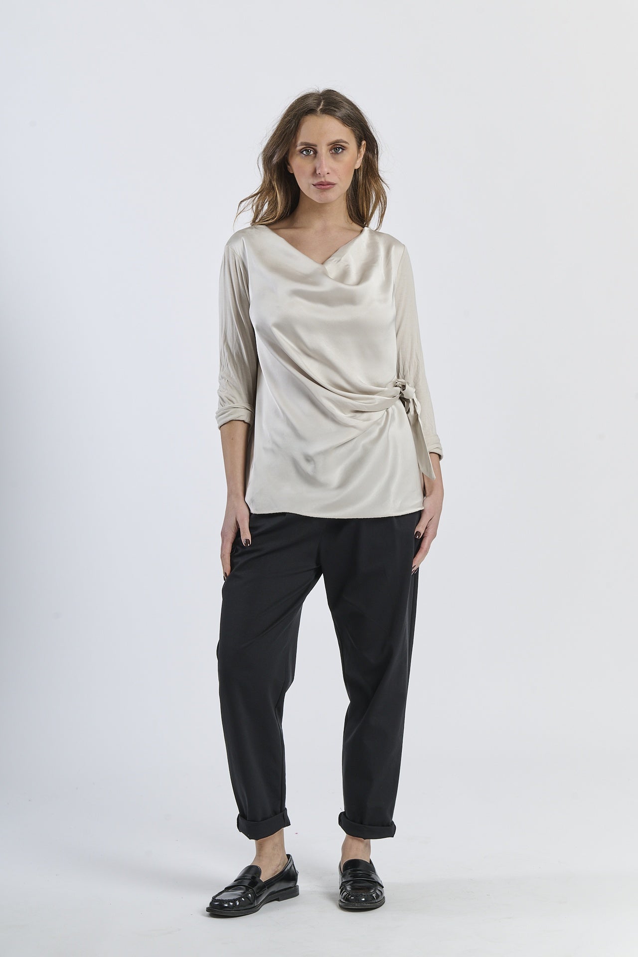 Blusa beige concollo a drappaggio e maniche a 3/4, stile neutro e versatile