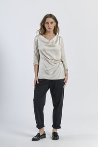 Blusa beige concollo a drappaggio e maniche a 3/4, stile neutro e versatile