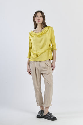 Blusa gialla conlinea avvolgente e dettagli sartoriali, elegante e luminosa
