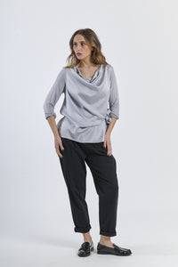 Blusa grigio chiaro concollo a drappaggio e maniche a 3/4, stile rassicurante e neutro
