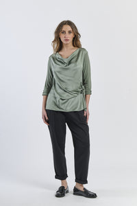 Blusa militare concollo a drappaggio e maniche a 3/4, stile robusto e affascinante