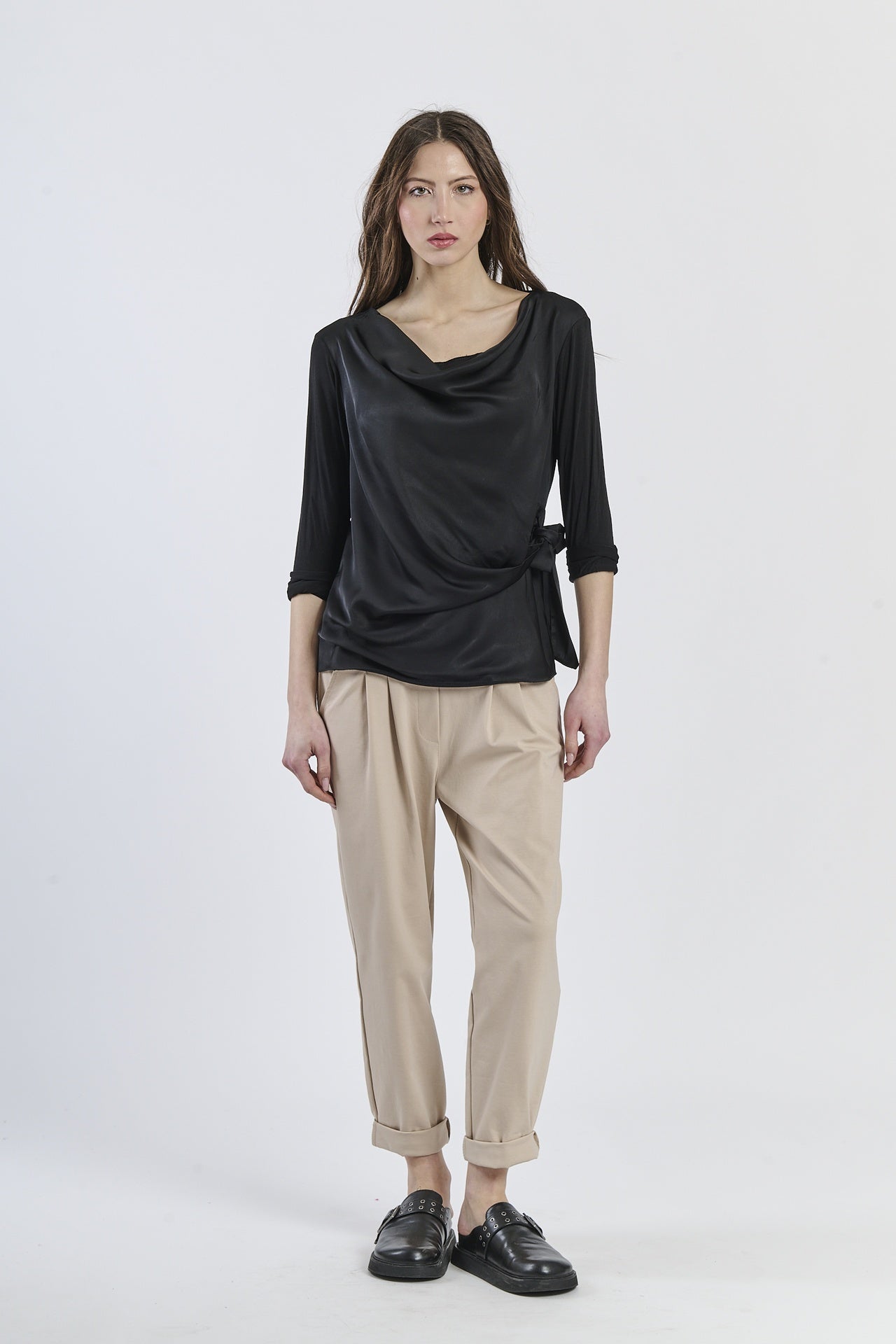 Blusa nera conlinea avvolgente e dettagli sartoriali, sofisticata e potente